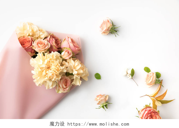 粉红色纸包裹着的玫瑰花F.花